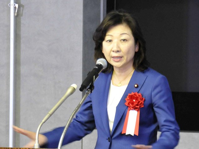 子どもをしっかりと守れる社会の実現を訴える野田聖子幹事長代行＝１８日午前、東京都大田区、大田区産業プラザ