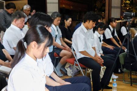 　「模擬原爆」の犠牲者追悼式で黙とうする人たち＝２６日午前、大阪市東住吉区