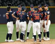 　決勝の韓国戦の２回、先制を許しマウンドに集まる高校日本代表ナイン＝台北（共同）