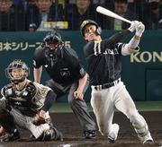 　１１回ソフトバンク無死、野村が右越えに勝ち越しソロを放つ。捕手坂本＝甲子園
