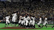 大声援の中、都市対抗野球で優勝し、歓喜の輪をつくる西濃運輸の選手たち＝東京ドーム