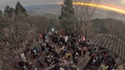 初日の出を待つ人たち＝岐阜市、百々ケ峰山頂