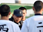 ノックを止め、「なんで声が出んのや」と選手に指導する阪口慶三監督＝安八郡神戸町末守、大垣日大高校硬式野球部グラウンド