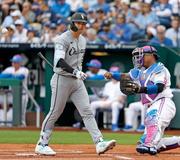 　ロイヤルズ戦の１回、空振り三振に倒れたホワイトソックス・村上＝カンザスシティー（共同）