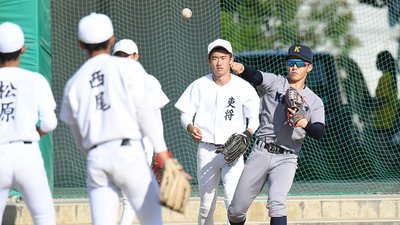 岐阜高野球部員と一緒にキャッチボールをする同校ＯＢで慶応大野球部の日置南智さん＝岐阜市大縄場、岐阜高グラウンド