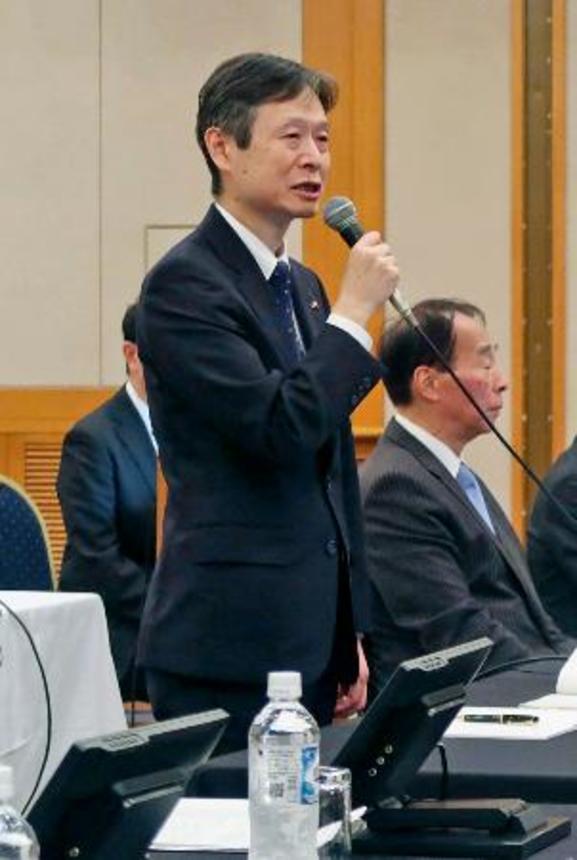　大井川流域１０市町の首長との意見交換会であいさつする、ＪＲ東海の丹羽俊介社長＝２３日午後、静岡市