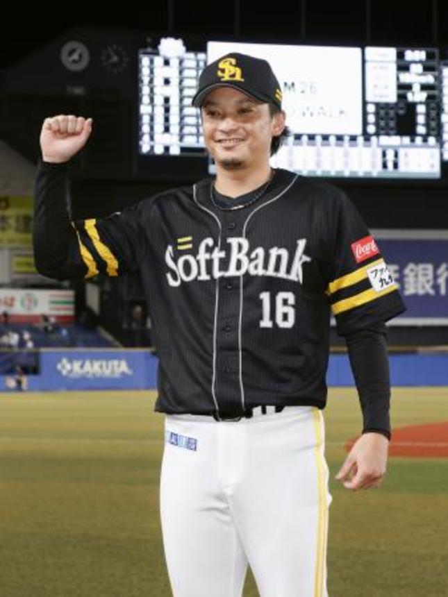 　ヒーローインタビューを終え、ポーズをとるソフトバンク・東浜＝ＺＯＺＯマリン