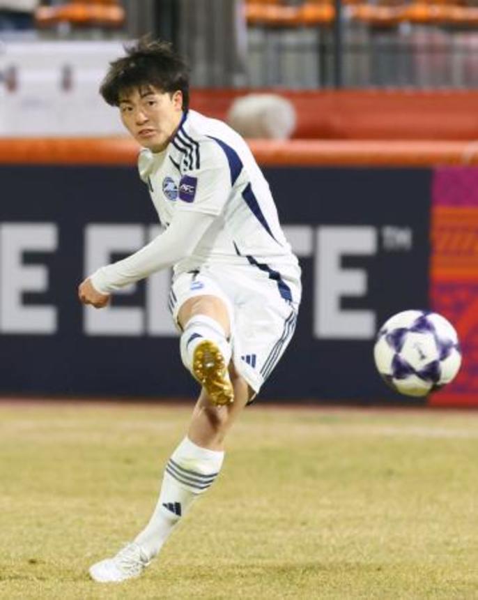 　町田―江原　後半、ＦＫを放つ町田・相馬＝春川（ゲッティ＝共同）