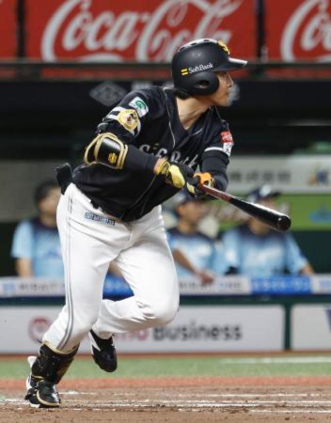 　７回ソフトバンク１死二、三塁、代打柳町が左中間に２点三塁打を放つ＝ベルーナドーム