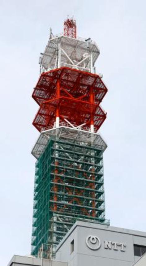 　修復工事が完了した「ＮＴＴ青森八戸ビル」屋上の鉄塔＝２６日午前、青森県八戸市