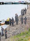 　空自Ｔ４練習機が墜落した入鹿池の周辺を捜索する自衛隊員＝１５日午後５時４１分、愛知県犬山市