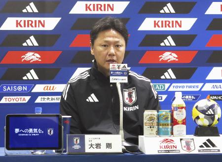 　サッカーＵ―２３アジア杯に臨む日本代表が発表され、記者会見する大岩監督＝昨年１２月、東京都内