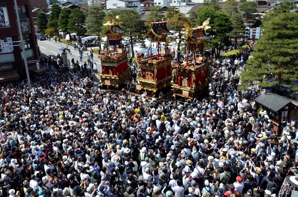 からくり奉納には大勢の観光客が詰めかけた＝１４日午前、高山市内