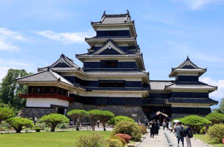 　木造建築の国宝・松本城＝２１日、長野県松本市