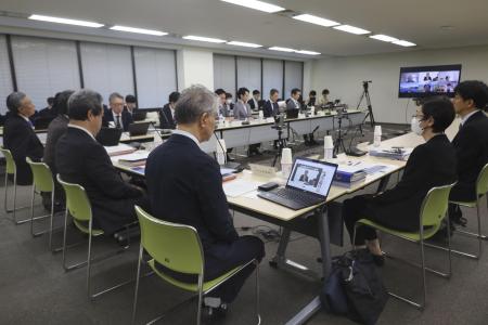 　生活保護訴訟の最高裁判決を受けた専門委員会＝１０月、厚労省