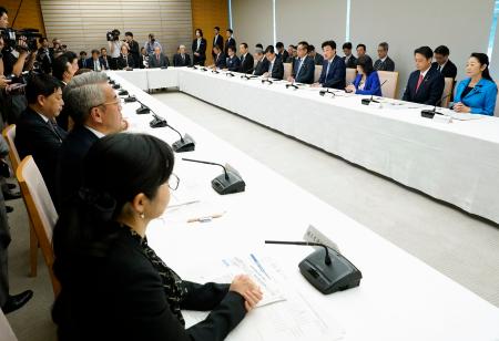 　首相官邸で開かれた、租税特別措置の見直しに関する関係閣僚会議＝９日午前