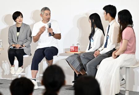 　トークイベントで高校生、大学生らに思いを語るイチローさん（左から２人目）＝２０日午後、大阪市此花区の夢洲