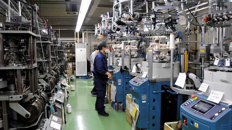 整然と並ぶ編み機。新旧の編み機の特性を生かして靴下を作っている＝関市保明、東洋繊維
