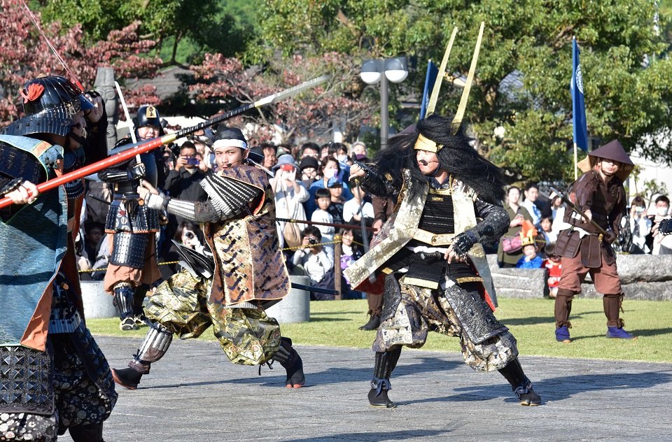 迫力ある戦いを繰り広げる合戦絵巻の参加者＝不破郡関ケ原町関ケ原、ふれあい広場