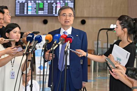 　ソウルの金浦空港で取材に応じる韓国の趙顕外相＝２９日（共同）