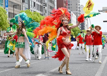 　開かれた第５２回神戸まつりで、きらびやかな衣装で踊りを披露するダンサーら＝１８日午後、神戸市中央区