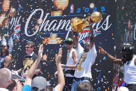　優勝パレードでトロフィーを掲げるサンダーのジェイレン・ウィリアムズ＝２４日、オクラホマシティー（ＮＢＡＥ提供・ゲッティ＝共同）