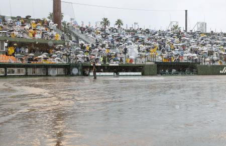 　降雨のため２回途中でノーゲームとなったソフトバンク―ロッテ戦＝平和リース