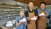 鈴木夏織さん（左）の監修で作り上げた高精度の美濃焼オカリナを示す伊藤弘典さん（中央）と加藤和貴さん＝瑞浪市陶町猿爪、スエラボ
