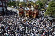 からくり奉納には大勢の観光客が詰めかけた＝１４日午前、高山市内