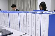 ２０２４年分の政治資金収支報告書をチェックする職員＝１１月、総務省