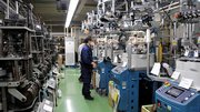 整然と並ぶ編み機。新旧の編み機の特性を生かして靴下を作っている＝関市保明、東洋繊維