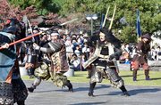 迫力ある戦いを繰り広げる合戦絵巻の参加者＝不破郡関ケ原町関ケ原、ふれあい広場