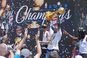 　優勝パレードでトロフィーを掲げるサンダーのジェイレン・ウィリアムズ＝２４日、オクラホマシティー（ＮＢＡＥ提供・ゲッティ＝共同）