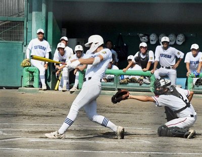 1回裏県岐阜商1死二、三塁、中犠飛を放つ丹羽駿太