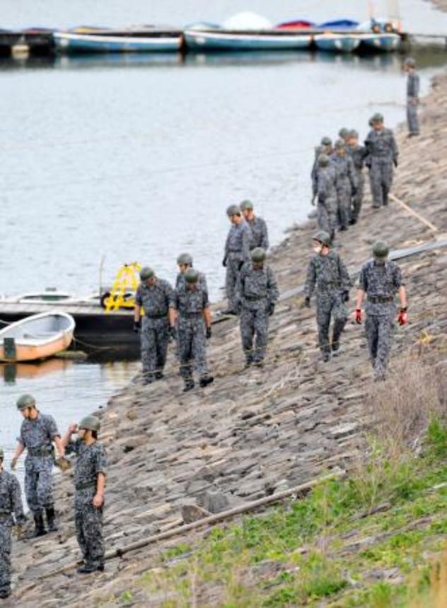 　空自Ｔ４練習機が墜落した入鹿池の周辺を捜索する自衛隊員＝１５日午後５時４１分、愛知県犬山市