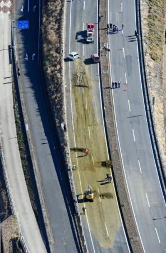 　車十数台が絡む事故現場付近で散乱した茶葉＝４日午前１１時２４分、栃木県佐野市（共同通信社ヘリから）