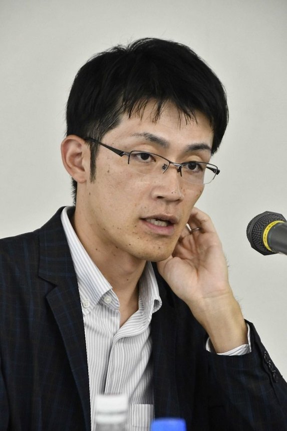 「この地域が変わることは、日本の生活保護制度、貧困対策を進める上で大きな意味を持つ」と語る桜井啓太准教授＝岐阜市金町、市文化センター