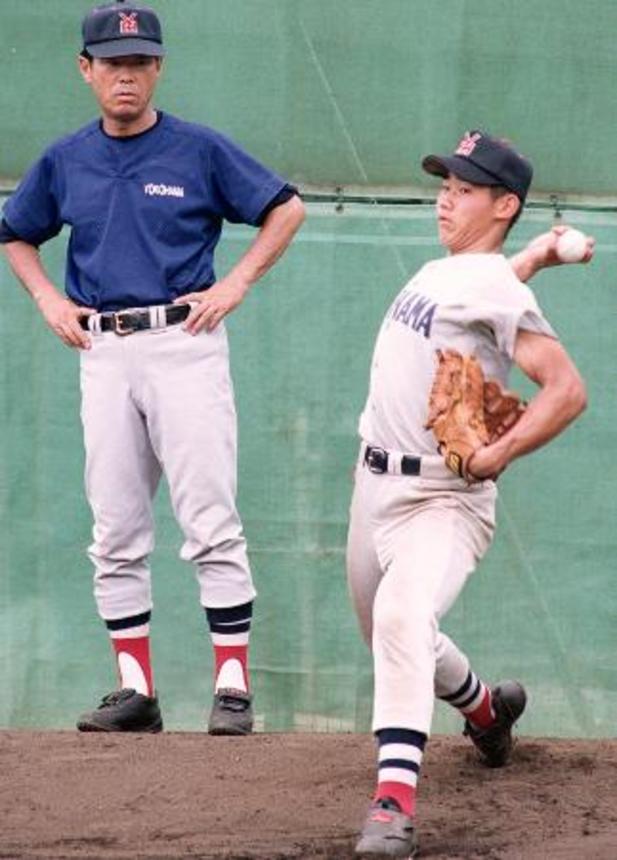 　１９９８年７月、投球練習する横浜高の松坂大輔投手（右）を見守る渡辺元智監督＝横浜市の横浜高校グラウンド
