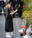 　事件現場で営まれた法要＝１５日午後、京都市左京区