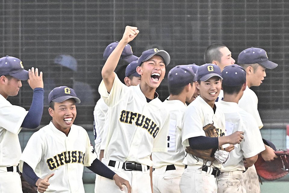 県岐阜商を制し、歓喜する市岐阜商ナイン＝長良川