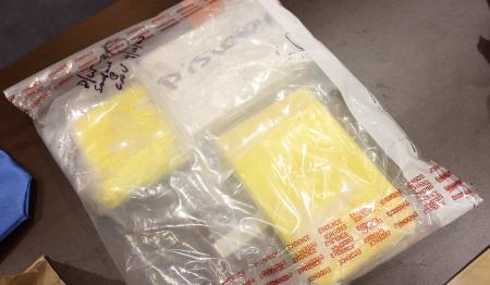 　警察によって押収された医療用麻薬フェンタニルが入った袋＝２３年４月、米ニューヨーク州（ゲッティ＝共同）