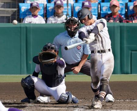　高川学園―天理　４回裏高川学園２死一塁、河内山が右中間に適時二塁打を放つ。捕手小沢＝甲子園