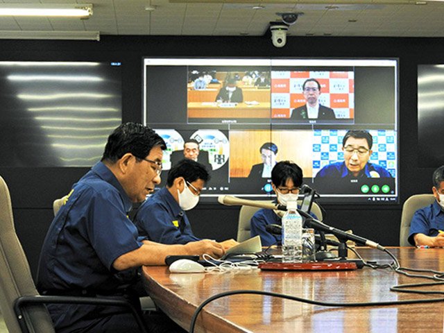 県内の感染状況などを説明する古田肇知事（左）＝岐阜県庁