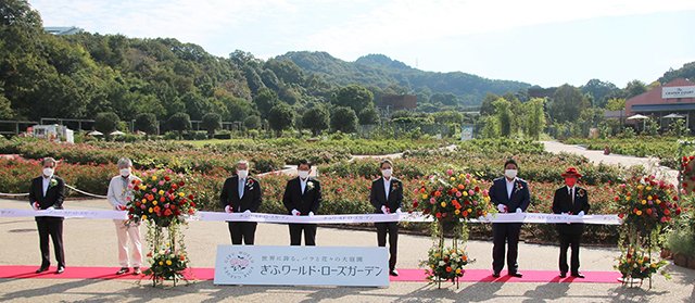 記念セレモニーでテープカットする古田肇知事（中央）、冨田成輝可児市長（右から３人目）ら＝可児市瀬田、ぎふワールド・ローズガーデン
