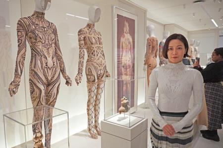 　「コスチューム・アート展」で、自らの作品（左２点）のそばに立つ廣川玉枝さん＝４日、米ニューヨークのメトロポリタン美術館（共同）
