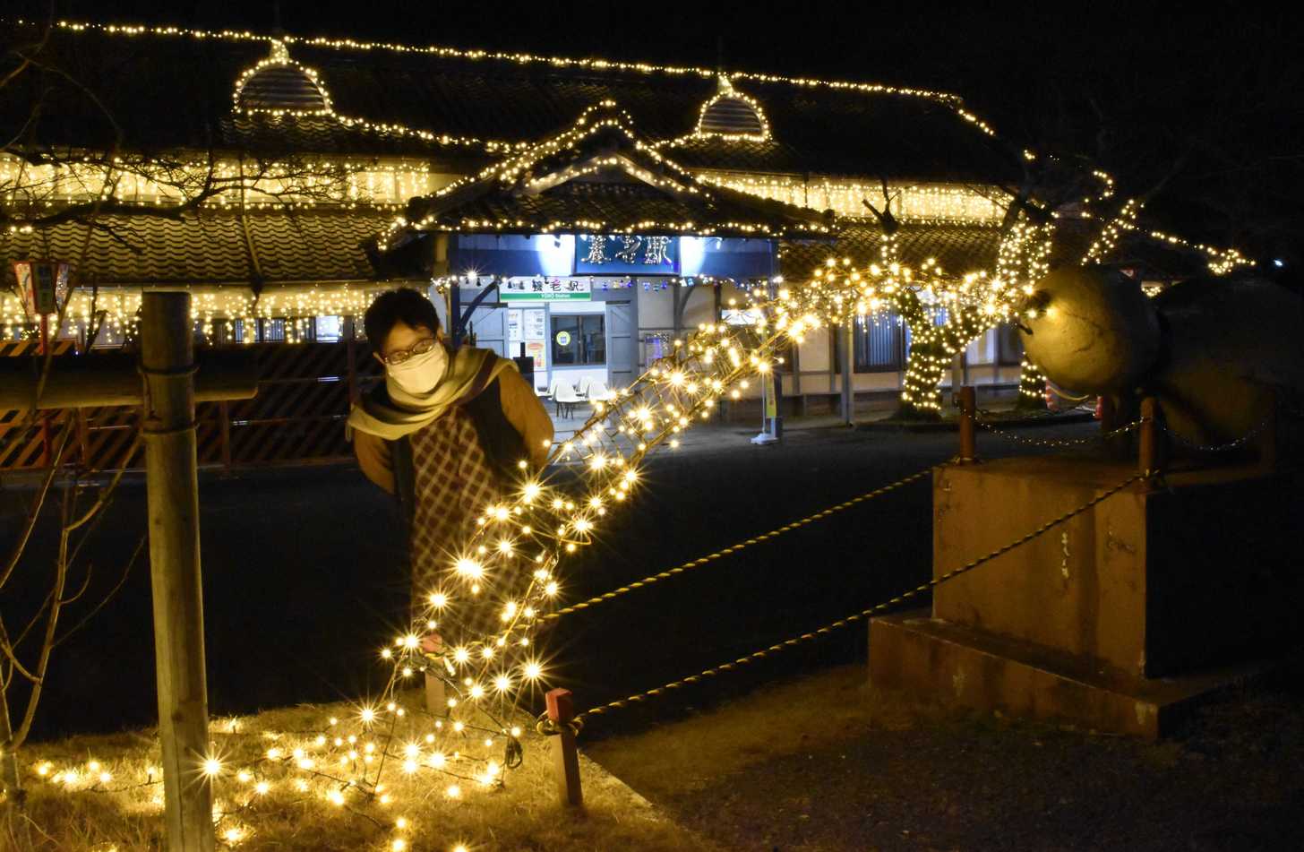 約１万個の電球で飾られた養老駅＝養老町鷲巣