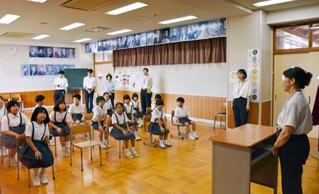 　音楽室で開かれた石川県輪島市立町野小の終業式。右は井上千佳校長＝１８日午前