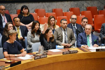 　ガザ人道支援を巡る決議案に反対し、拒否権を行使する米国のシェイ国連臨時代理大使（中央）＝４日、米ニューヨークの国連本部（共同）