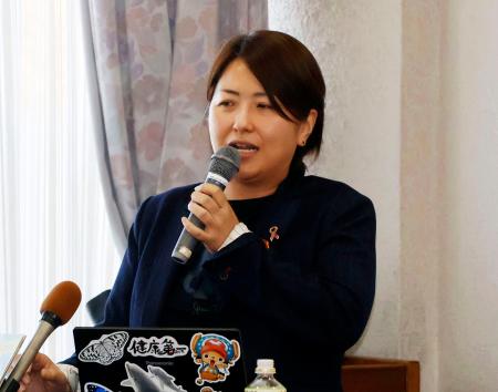 　性被害に悩む子どもの現状について話す産婦人科医の伊藤加奈子さん＝２０日午前、愛知県蒲郡市