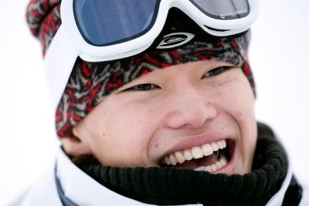 　スノーボードＷ杯ハーフパイプ第２戦を制し、笑顔で取材に応じる山田琉聖＝コッパーマウンテン（共同）